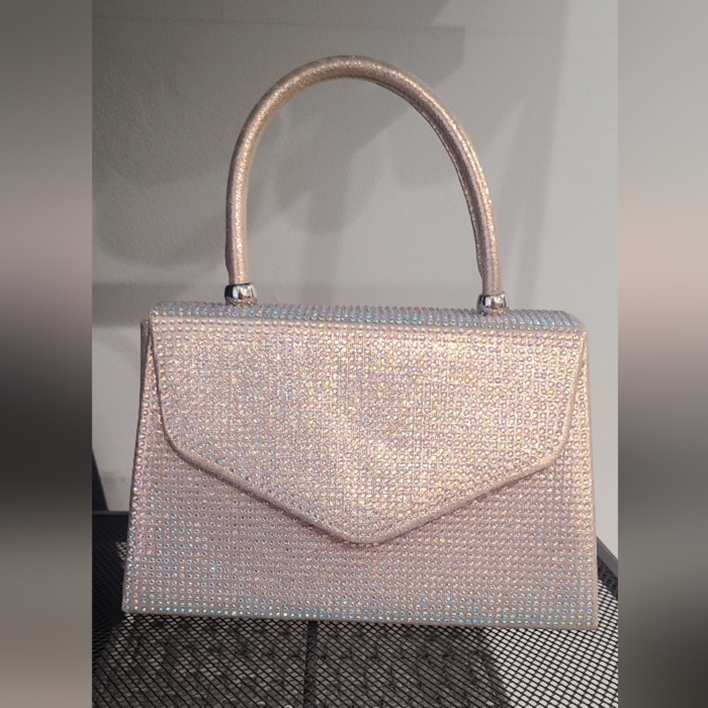 Elegant Cream Handbag with Chain Strap